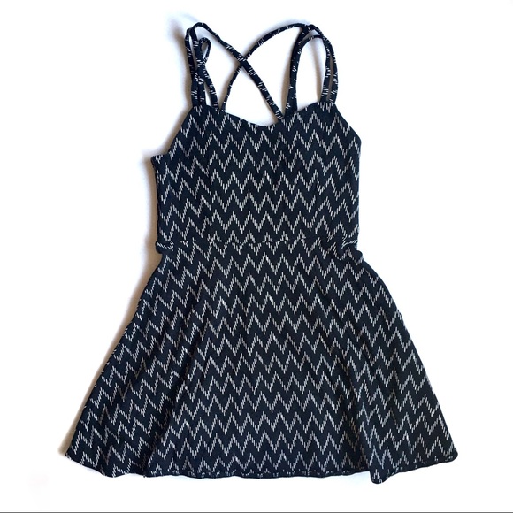 Women’s black and zig-zag pattered dress in small - Picture 3 of 9